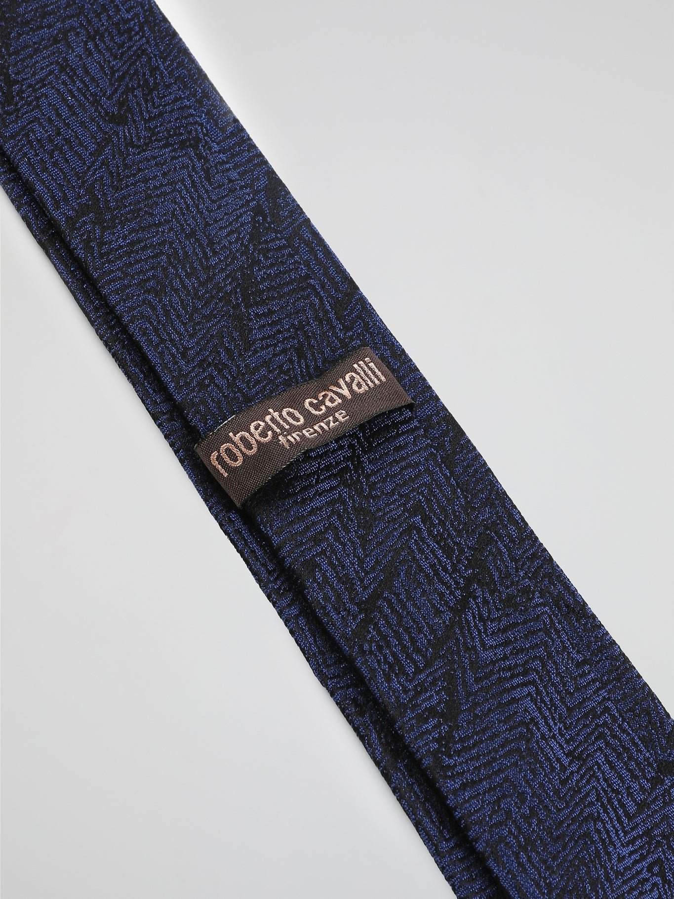 Elevate your style with the Navy Jacquard Neck Tie by Roberto Cavalli, a true blend of sophistication and statement-making fashion. Crafted with meticulous attention to detail, this exquisite necktie features a mesmerizing jacquard pattern in deep navy blue, creating a subtle texture that effortlessly highlights your impeccable taste. From formal occasions to casual elegance, this Roberto Cavalli masterpiece is the perfect accessory to add a touch of Italian luxury to any ensemble.