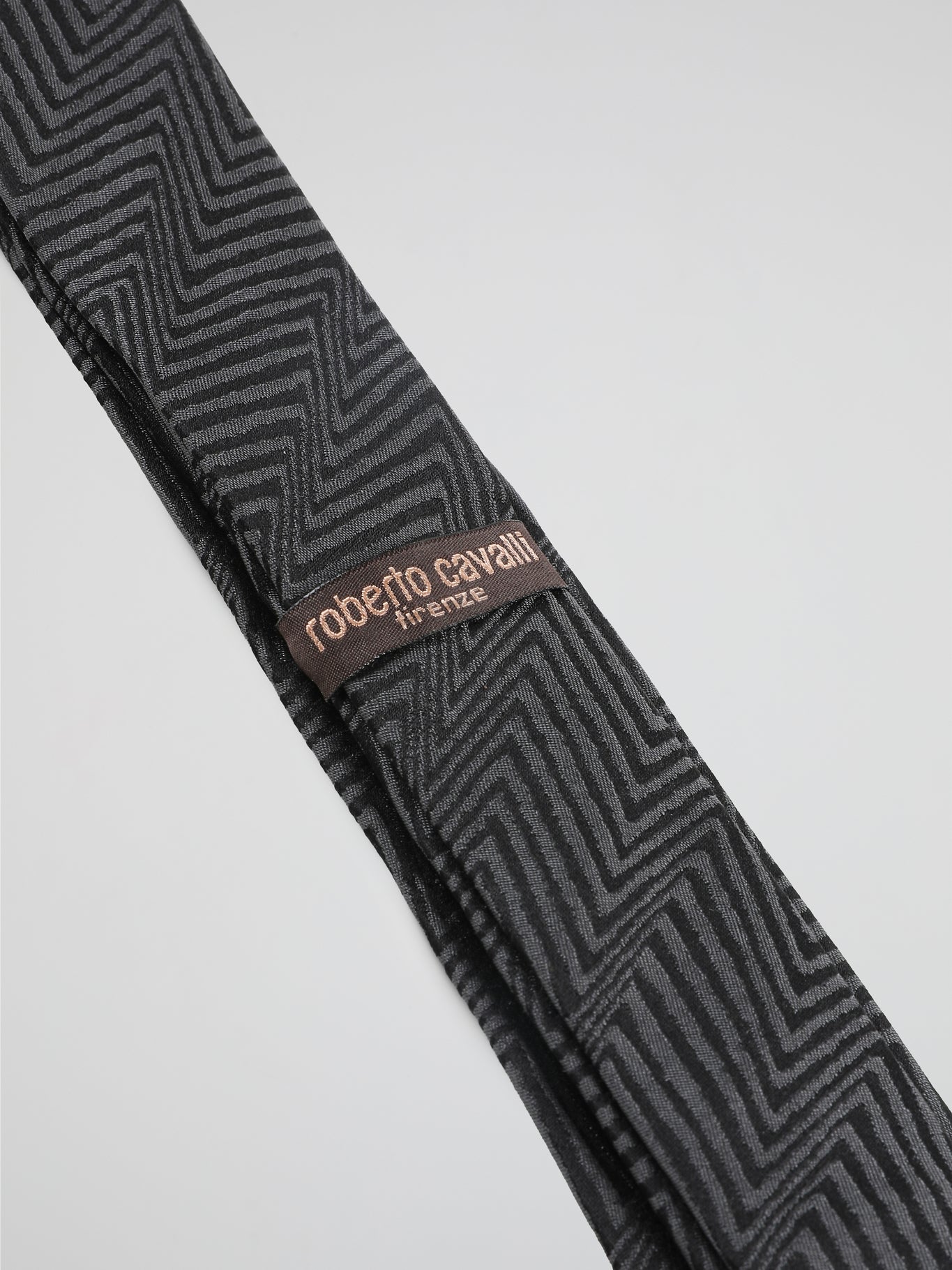 Add a touch of sophisticated elegance to your ensemble with the Grey Jacquard Neck Tie by Roberto Cavalli. Crafted with impeccable attention to detail, this luxurious accessory boasts a refined jacquard pattern that exudes an air of utmost style. Whether you're attending a gala or a business meeting, this stunning tie effortlessly elevates your attire to new heights, making you the epitome of class and fashion-forwardness.