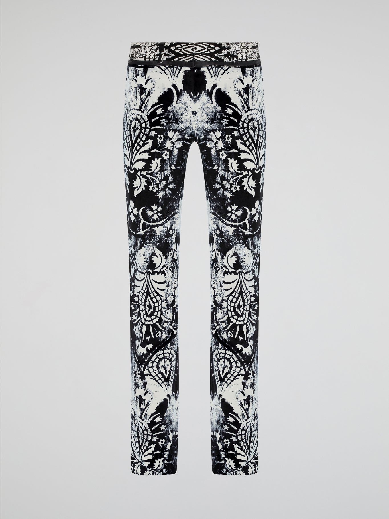 Elevate your wardrobe with our Roberto Cavalli Printed Skinny Trousers, designed to make a bold fashion statement. Crafted from luxurious fabrics and featuring a vibrant print, these trousers are the perfect combination of style and comfort. Whether you're heading to the office or a night out on the town, these trousers will ensure all eyes are on you.